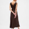 Abito lungo con scollo a V e pizzo satinato Abito lungo con scollo a V e pizzo satinato