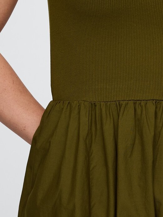 Abito midi con orlo a fazzoletto in tecnica mista Abito midi con orlo a fazzoletto in tecnica mista