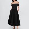 Abito midi con spalle scoperte in tecnica mista Abito midi con spalle scoperte in tecnica mista