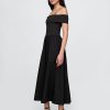 Abito midi con spalle scoperte in tecnica mista Abito midi con spalle scoperte in tecnica mista