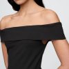 Abito midi con spalle scoperte in tecnica mista Abito midi con spalle scoperte in tecnica mista