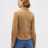 Camicia aderente in pelle scamosciata vegana