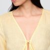 Camicia con nodo frontale in lino 100% Camicia con nodo frontale in lino 100%