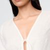 Camicia con nodo frontale in lino 100% Camicia con nodo frontale in lino 100%