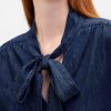 Camicia in denim con collo annodato Camicia in denim con collo annodato