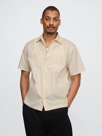 Camicia in popeline con occhielli