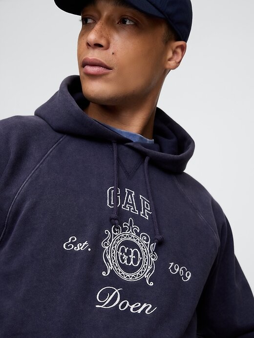 Felpa con cappuccio raglan con logo Gap × DÔEN per adulti Felpa con cappuccio raglan con logo Gap × DÔEN per adulti