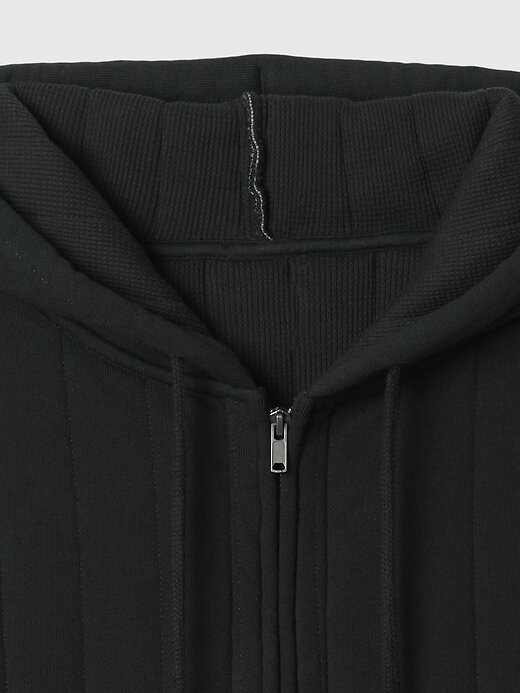 Felpa con cappuccio trapuntata con zip e fodera a nido d’ape Felpa con cappuccio trapuntata con zip e fodera a nido d’ape