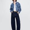 Giacca corta in denim con stampa floreale