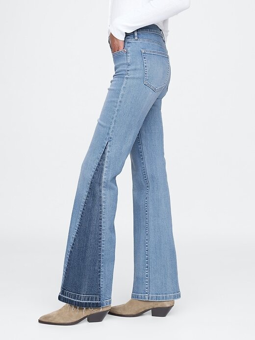 Jeans a zampa anni ’70 con toppe a vita alta Jeans a zampa anni ’70 con toppe a vita alta