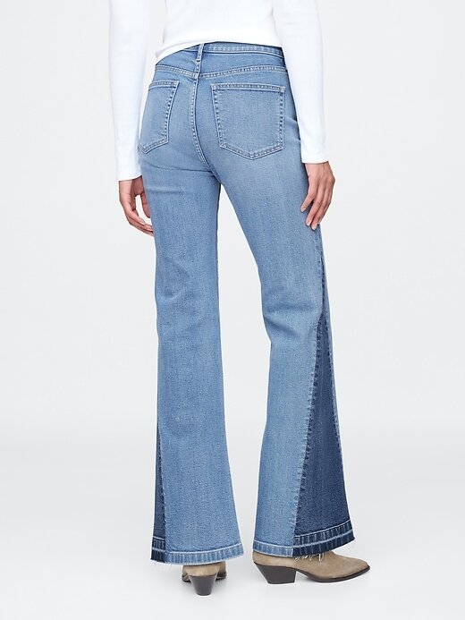 Jeans a zampa anni ’70 con toppe a vita alta Jeans a zampa anni ’70 con toppe a vita alta