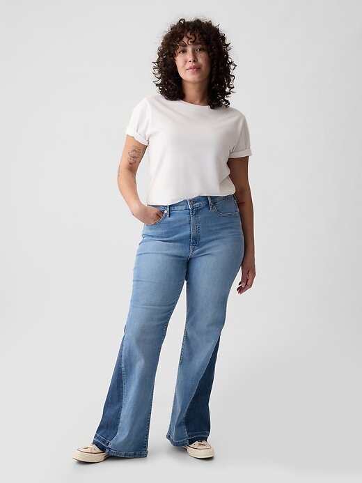Jeans a zampa anni ’70 con toppe a vita alta Jeans a zampa anni ’70 con toppe a vita alta