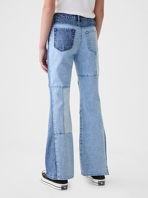 Jeans a zampa patchwork anni ’70 a vita alta per bambini Jeans a zampa patchwork anni ’70 a vita alta per bambini