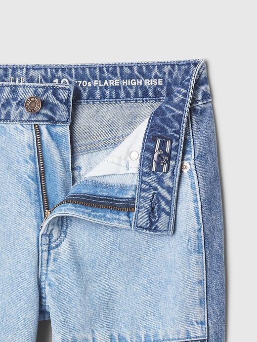 Jeans a zampa patchwork anni ’70 a vita alta per bambini Jeans a zampa patchwork anni ’70 a vita alta per bambini