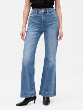Jeans a zampa rilassati a vita alta