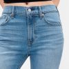 Jeans aderenti e dritti a vita alta anni ’90 Jeans aderenti e dritti a vita alta anni ’90