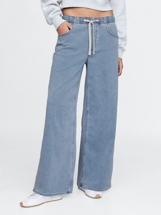 Jeans larghi e comodi in maglia a vita media