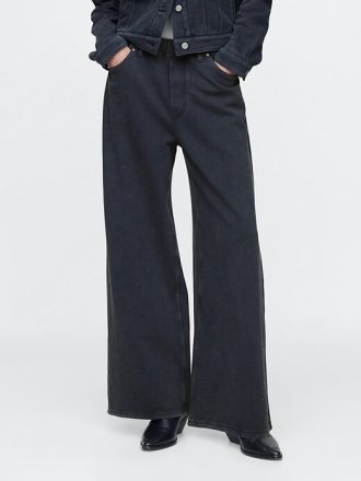 Jeans larghi e pesanti della tuta