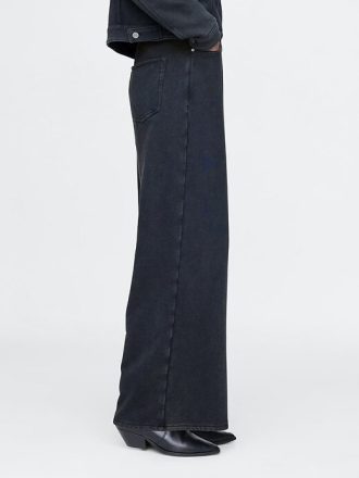 Jeans larghi e pesanti della tuta