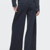 Jeans larghi e pesanti della tuta Jeans larghi e pesanti della tuta