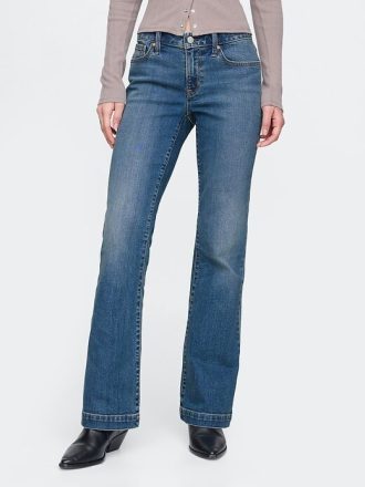Jeans lunghi e attillati a vita bassa