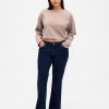 Jeans lunghi e attillati a vita bassa e sinuosa Jeans lunghi e attillati a vita bassa e sinuosa