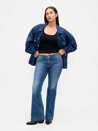 Jeans lunghi e attillati a vita bassa e sinuosa