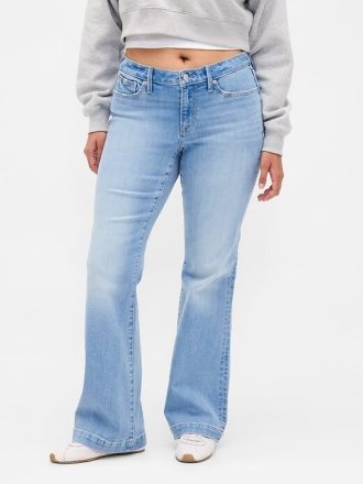 Jeans lunghi e attillati a vita bassa e sinuosa