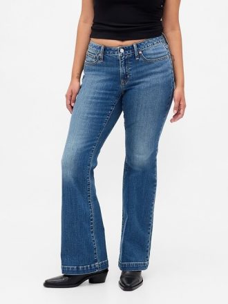 Jeans lunghi e attillati a vita bassa e sinuosa
