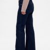 Jeans lunghi e attillati a vita bassa e sinuosa Jeans lunghi e attillati a vita bassa e sinuosa