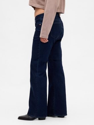 Jeans lunghi e attillati a vita bassa e sinuosa