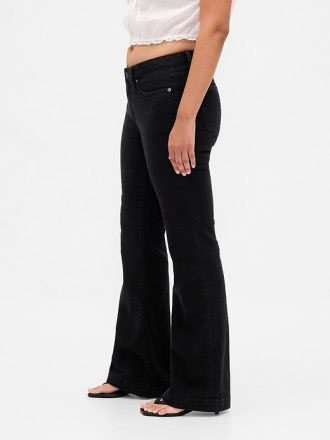 Jeans lunghi e attillati a vita bassa e sinuosa