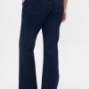 Jeans lunghi e attillati a vita bassa e sinuosa Jeans lunghi e attillati a vita bassa e sinuosa