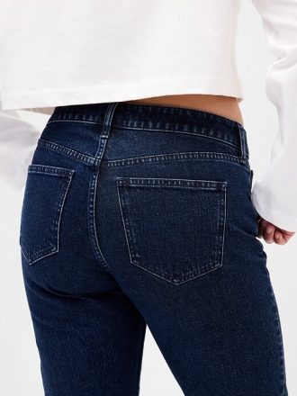 Jeans slim dritti a vita bassa e sinuosi anni ’90