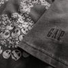 Maglietta Gap × Disney con teschio The Nightmare Before Christmas di Tim Burton Maglietta Gap × Disney con teschio The Nightmare Before Christmas di Tim Burton