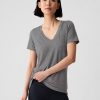 Maglietta GapFit Breathe con scollo a V Maglietta GapFit Breathe con scollo a V