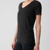 Maglietta GapFit Breathe con scollo a V Maglietta GapFit Breathe con scollo a V