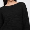 Maglione corto all’uncinetto con scollo a barca