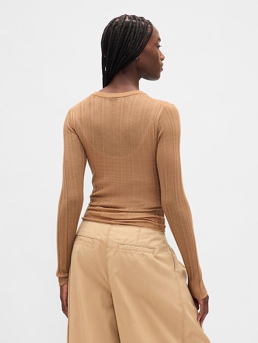 Maglione Henley a coste trasparenti Maglione Henley a coste trasparenti