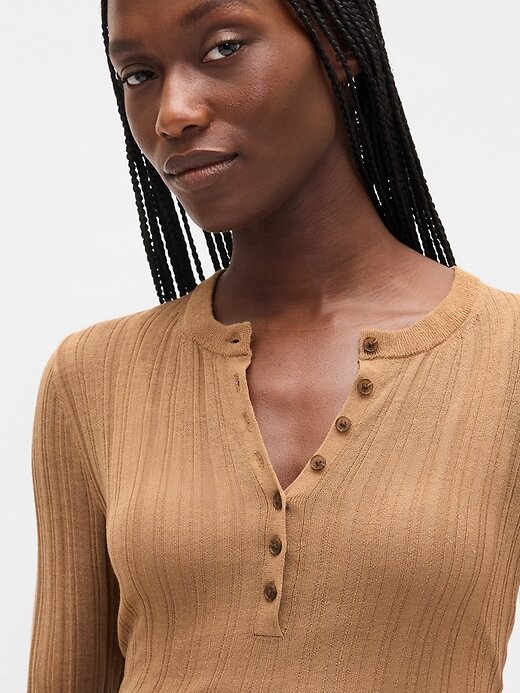 Maglione Henley a coste trasparenti Maglione Henley a coste trasparenti