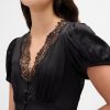 Mini abito con scollo a V e pizzo satinato