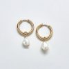 Orecchini Huggie con perla singola in oro Orecchini Huggie con perla singola in oro