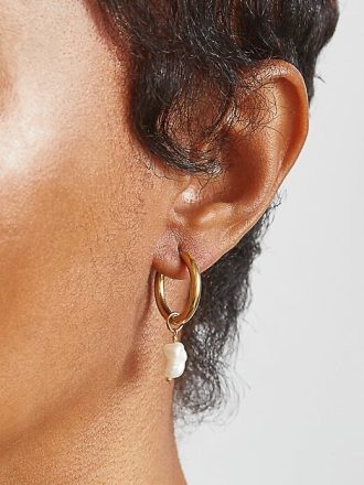 Orecchini Huggie con perla singola in oro