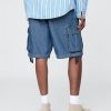 Pantaloncini cargo larghi in denim da 11″