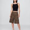 Pantaloncini lunghi leopardati in denim a vita media da 11″