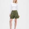 Pantaloncini plissettati in twill a vita media da 6″