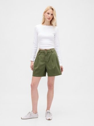 Pantaloncini plissettati in twill a vita media da 6″