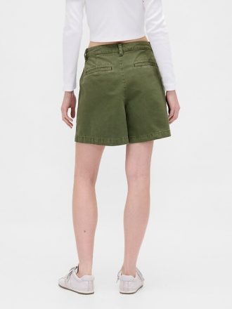 Pantaloncini plissettati in twill a vita media da 6″