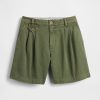 Pantaloncini plissettati in twill a vita media da 6″