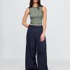 Pantaloni cachi a gamba larga con pieghe in twill a vita alta